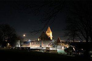 Burghof bei Nacht